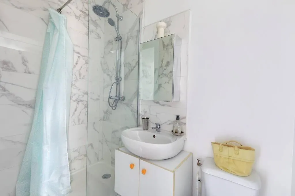 Pour 3 - Confort Moderne, Proche Metro Apartment